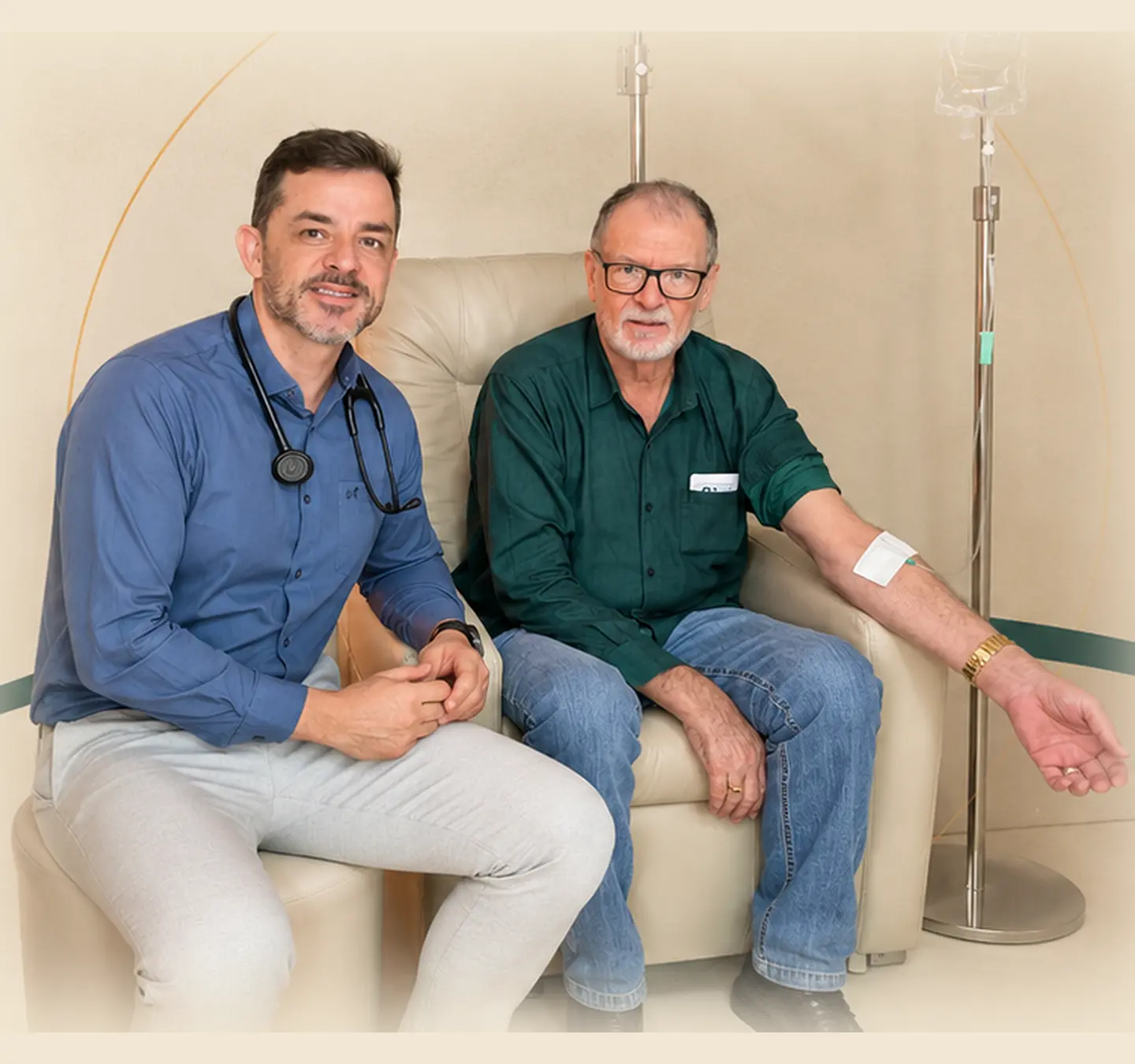 Médico acompanhando paciente durante aplicação em cadeira de infusão
